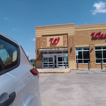 Walgreens - a car parked in front of a store - Drugstores Near Me - Franklin, Louisiana Walgreens - a car parked in front of a store - Drugstores Near Me - Franklin, Louisiana