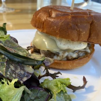 Niner Wine Estates - Chef's burger - Wine Tasting Room Near Me - Paso Robles, California