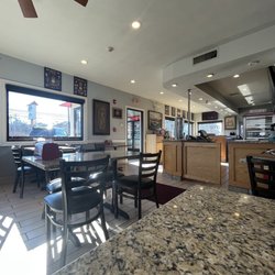 Niki's Famous Roast Beef - Indoors - seating area