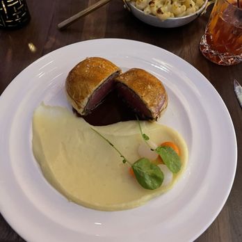 Gordon Ramsay Steak - Roasted Beef Wellington with Baked Mac and Cheese - Steakhouses Near Me - Atlantic City, New Jersey Gordon Ramsay Steak - Roasted Beef Wellington with Baked Mac and Cheese - Steakhouses Near Me - Atlantic City, New Jersey