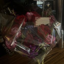 ManhattanFlorist.com - This is the arrangement we received. Different vase, all colors we asked to be removed, no cascade. All request ignored.