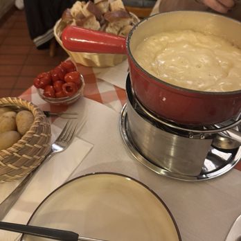 Raclette Stube - Fondue with wine, potatoes, peppadews and bread - Fondue Near Me - Zürich, ZH Raclette Stube - Fondue with wine, potatoes, peppadews and bread - Fondue Near Me - Zürich, ZH