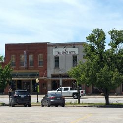 TEXAS KING HOTEL - The view of the Texas King Hotel from the town square.