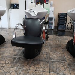 Liz Branch Beauty Salon - Tuesday afternoon is the best time to come here....no waiting