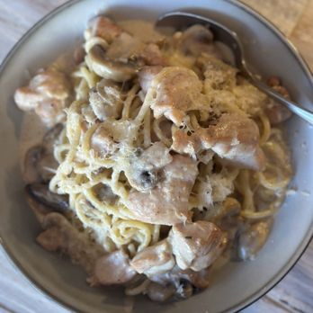 Capri Lasagneria - 6/5/25 Spaghetti with Chicken & Mushroom tossed in Alfredo Sauce, I'm good off that. @beebslikes - Italian Near Me - Burlingame, California Capri Lasagneria - 6/5/25 Spaghetti with Chicken & Mushroom tossed in Alfredo Sauce, I'm good off that. @beebslikes - Italian Near Me - Burlingame, California