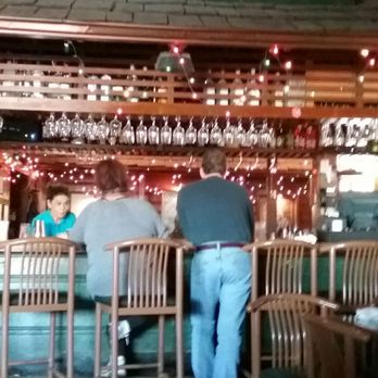 Half Shell - Bar island is located in the middle of the restaurant. - Seafood Near Me - Memphis, Tennessee
