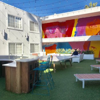 The Kinney - The "quad" courtyard has lounges/fire pit and BYO bar - Hotels Near Me - Venice, California