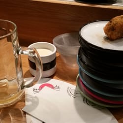 Sushi Circle - So sieht es nach 20 Minuten aus..... kein Service der nach Getränken fragt, etc. Letzter Besuch in dem Saftladen.