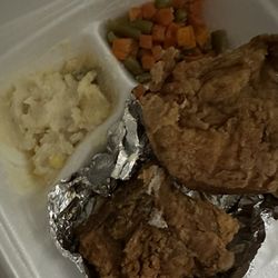 Benny's Café - Fried chicken, frozen beans/peas/carrots, and what they call mashed potatoes with gravy. Potatoes look half mangled over and disgusting.