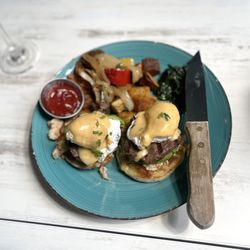 Sarabeth's Key West - Surf and turf Benedict - very good