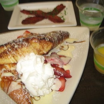 Starling Diner - french toast with strawberries & side of bacon - New American Near Me - Long Beach, California
