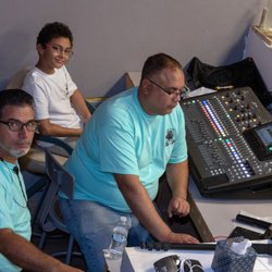 Iglesia Cristiana Comunidad Familiar Tabernaculo de Adoracion - Ingenieros de sonido trabajando