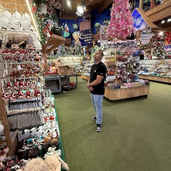 Bronner’s CHRISTmas Wonderland - Home Decor Near Me - Frankenmuth, Michigan