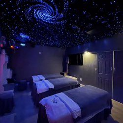 Spacious massage room for groups of 3-4, perfect for friends and family to relax together.