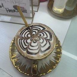 Cafecito preparado por Yuneisy. Creo que es ese el nombre, la chica q hace las cejas. La manicure con Andrea me encantó. Se los recomiendo