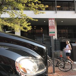 A La Carte Limousine - Illegally blocking the entire drop off area for a daycare.