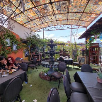 Vintage - Fountain and seating area - Mexican Near Me - Ensenada, BCN Vintage - Fountain and seating area - Mexican Near Me - Ensenada, BCN