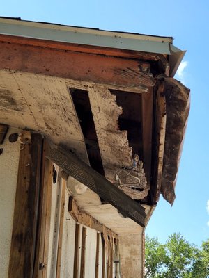 West Coast Roofing & Contracting Logo