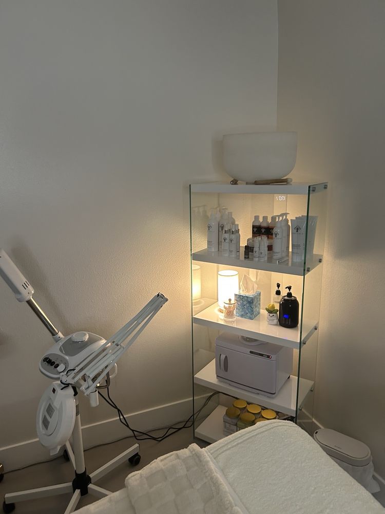 Selah Vee Mental Wellness & Spa Logo