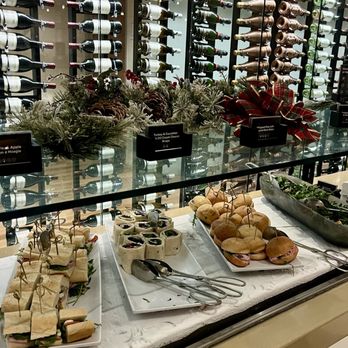Star Alliance Lounge - Airport Lounges Near Me - Los Angeles, California