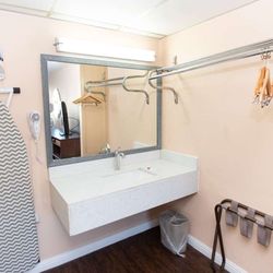 Super 8 by Wyndham Black Mountain - Guest room bath