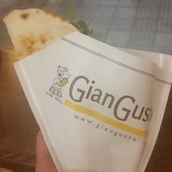 Giangusto - Piadina con gamberetti rucola zucchine e pomodoro