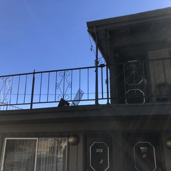Piazza's Pine Cone Inn - Patio and lounge area - Hotels Near Me - Kernville, California