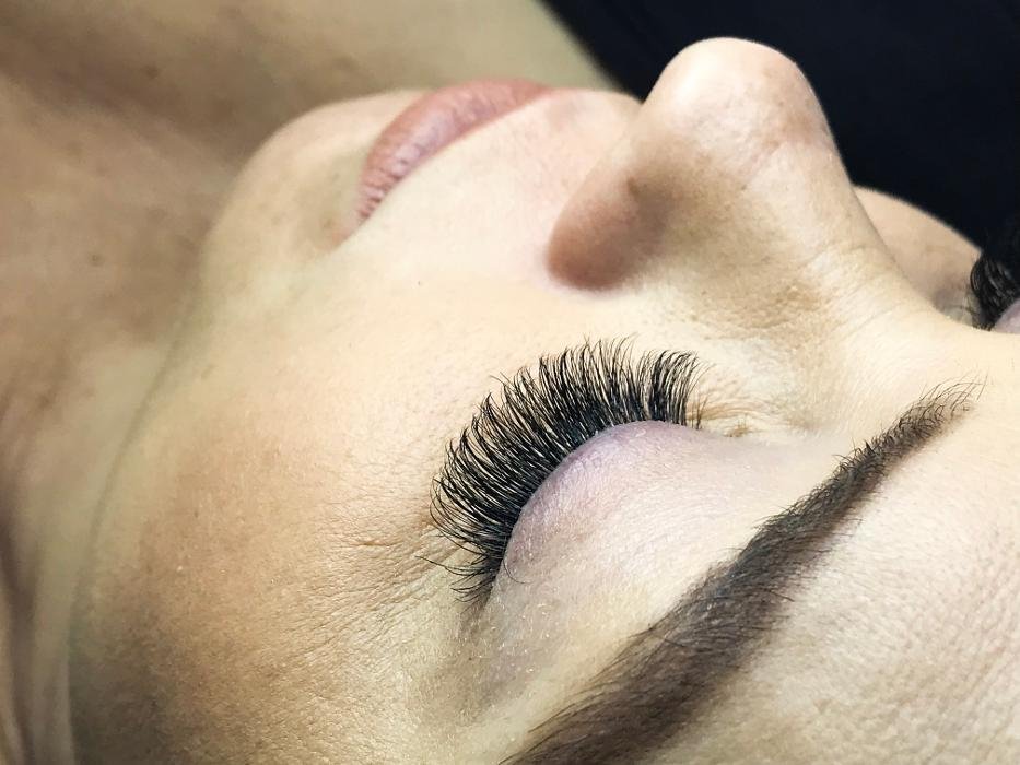 Leisa Your Lash Girl Logo