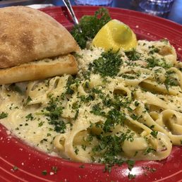 "Prawn and scallop" fettuccine Alfredo "Prawn and scallop" fettuccine Alfredo