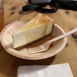 Philosophy Café - Cheesecake with caramel sauce