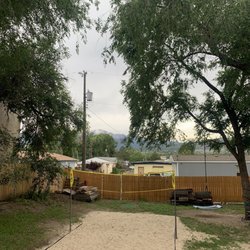 ColoRADo Adventure Hostel - Backyard with view of mountain and volleyball court