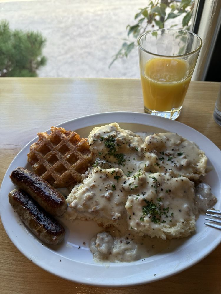 cassie bee's at the grove Logo