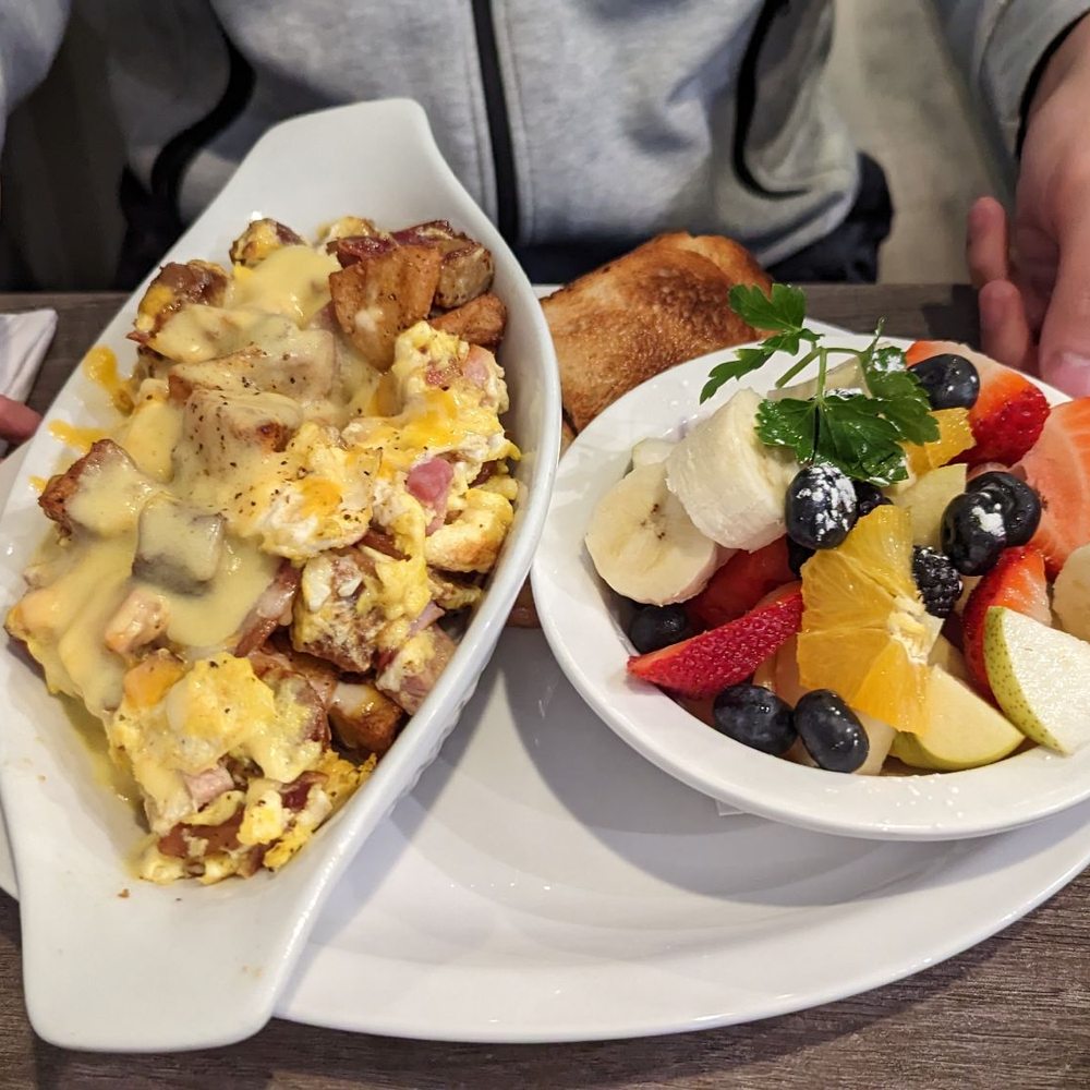 Grill Daddy - Skillet + fruit cup - Breakfast & Brunch Near Me - Milton, Ontario