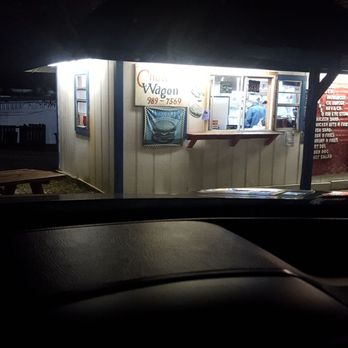 Bishop‘s Chow Wagon - a car parked in front of a restaurant at night - Pizza Near Me - Henderson, Tennessee