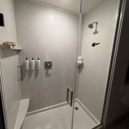 Nice shower! Very clean.