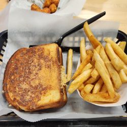 DC Pub and Grill - Pizza grilled cheese and fries