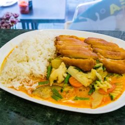 Myan Asia - T16: Roter Curry mit Kokosmilch, Thai-Gemüse, Soße, Reis und gebackener Hühnerbrust