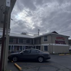 Siesta Motel - View from the front