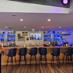 Fishing Rock Eatery and Lounge - Bar area