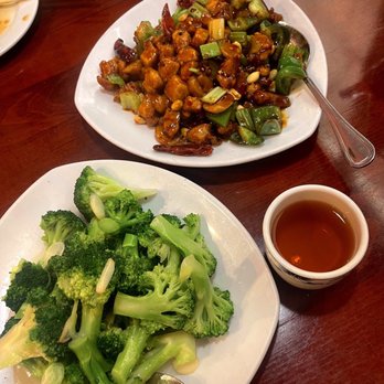 Zoe's Chinese Restaurant - Broccoli Beef with Garlic Sauce (white sauce) + kung pao chicken - Szechuan Near Me - Somerville, Massachusetts Zoe's Chinese Restaurant - Broccoli Beef with Garlic Sauce (white sauce) + kung pao chicken - Szechuan Near Me - Somerville, Massachusetts