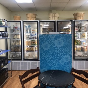 Makin'it Natural Health Food Store - a table and chairs - Health Markets Near Me - Clovis, New Mexico