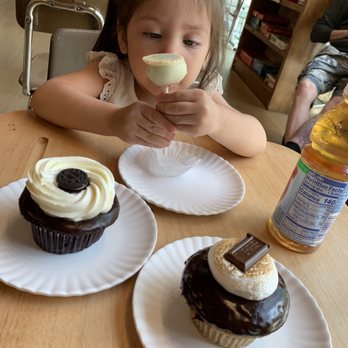 Molly's Cupcakes - Cookies and Cream, S'mores, Cake Pops and an Apple Juice - Cupcakes Near Me - Chicago, Illinois Molly's Cupcakes - Cookies and Cream, S'mores, Cake Pops and an Apple Juice - Cupcakes Near Me - Chicago, Illinois