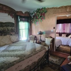 Aunt M's Illustrated Inn