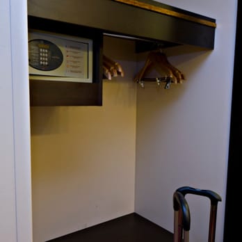Disney's Sequoia Lodge - Tiny closet & safe - Hotels Near Me - Coupvray, 77