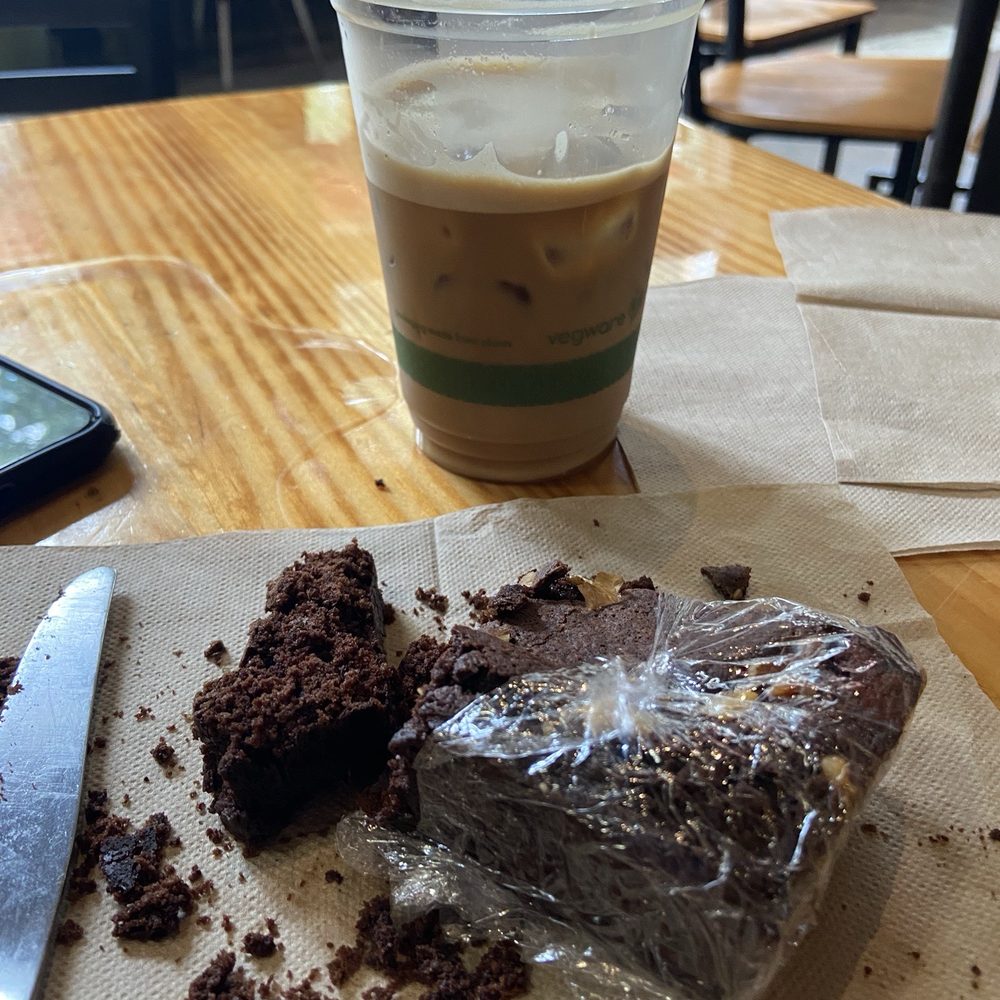 Walnut brownie and ice latte