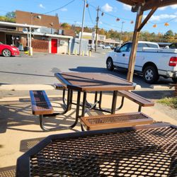 Whispering Pines B-B-Q - Outside seating