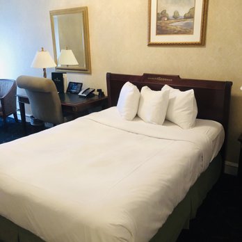 The Drake - Bed - Hotels Near Me - Chicago, Illinois