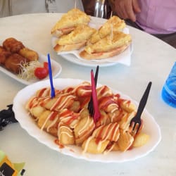El Maritim - Bravas (buenas), tortilla de la casa y croquetas de gambas casolana (muy buena).