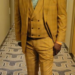 Top 2 Bottom Fashions - Customer is Atlanta wearing a 3 piece suit with mint green shirt and tie.