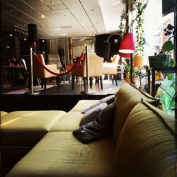 Clarion Collection Hotel Borgen - Gula soffan i lobbyn plus scenen där det ibland är uppträdanden.